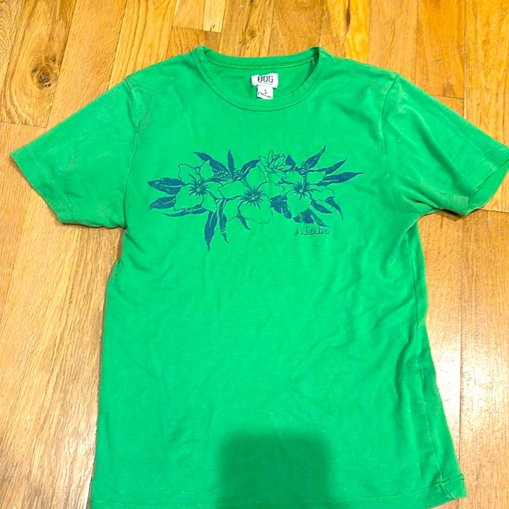 Flower baby tee that gives Hawaiian vibes.